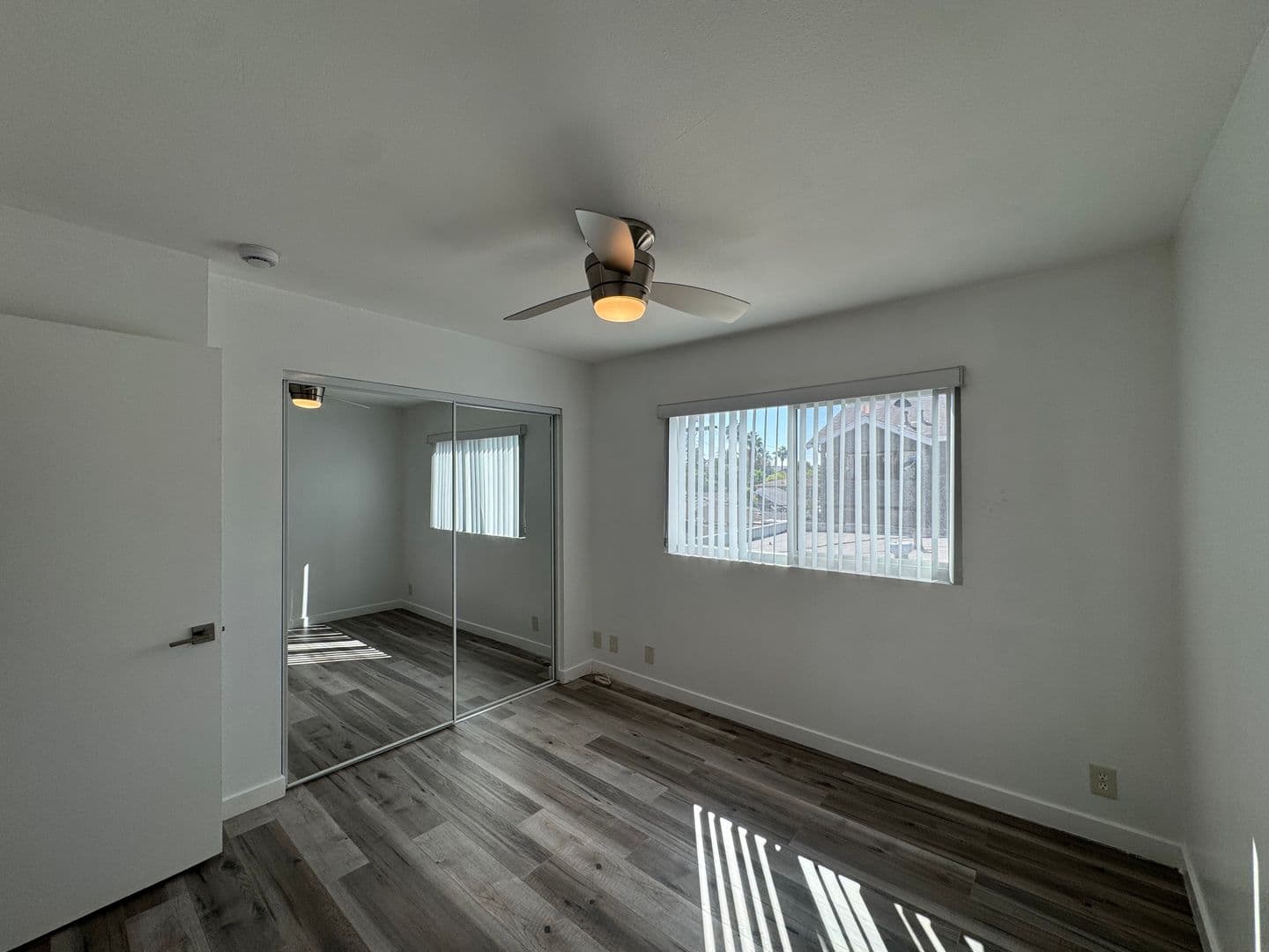 Long Beach Apartment: 924 Gaviota Avenue