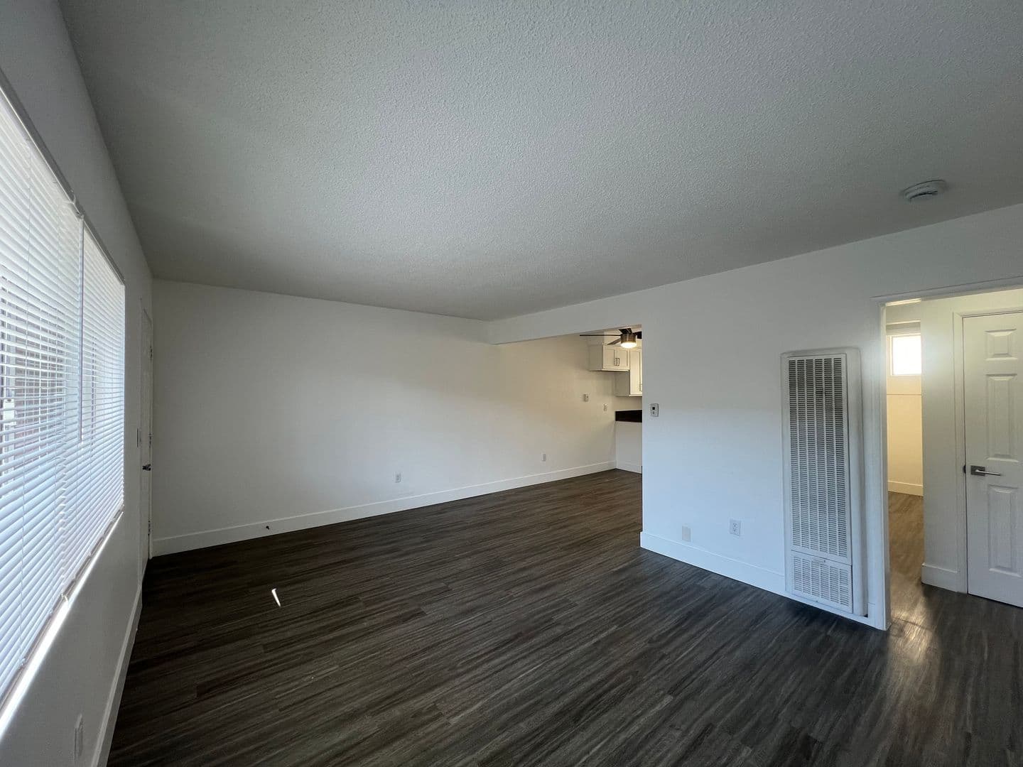 Hawthorne Apartment: 4021 W 137th Street