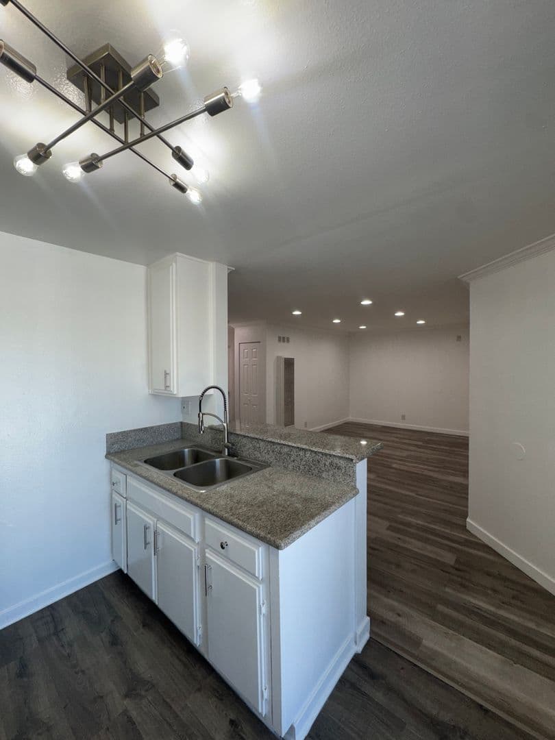 Long Beach Apartment: 924 Gaviota Avenue