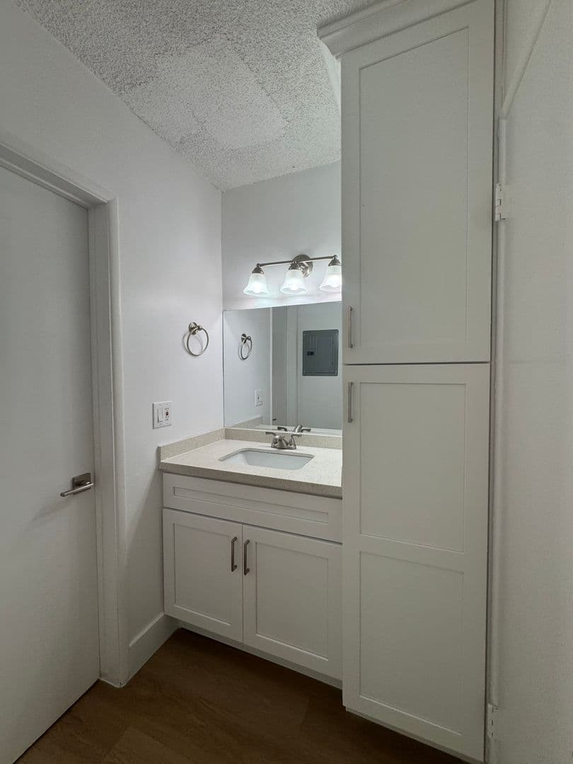 Hawthorne Apartment: 4369 West 132nd Street