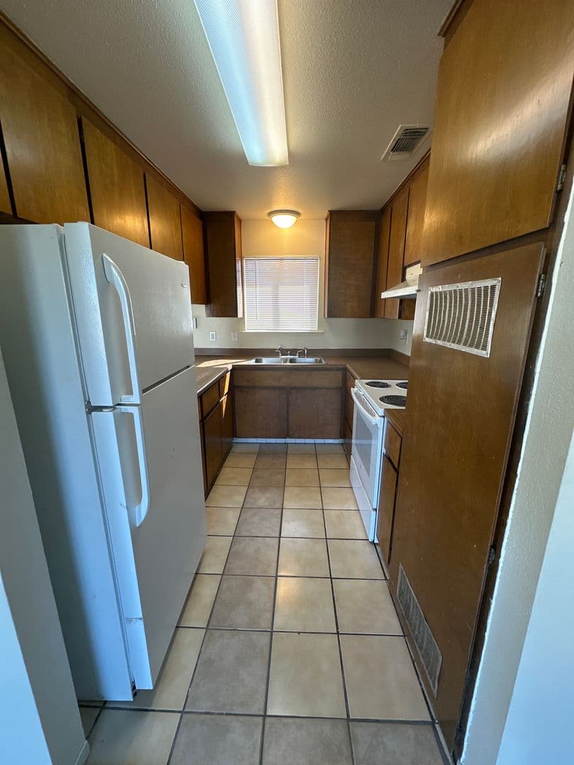 Coalinga Apartment: 141 Warthan St.