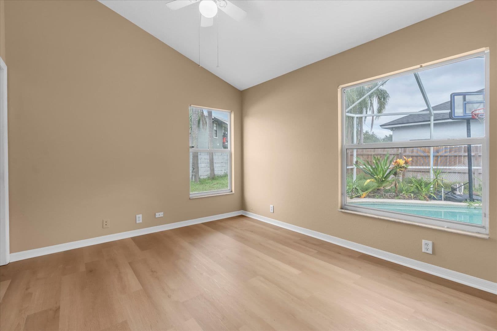 Tampa House: 16420 Lake Heather Dr