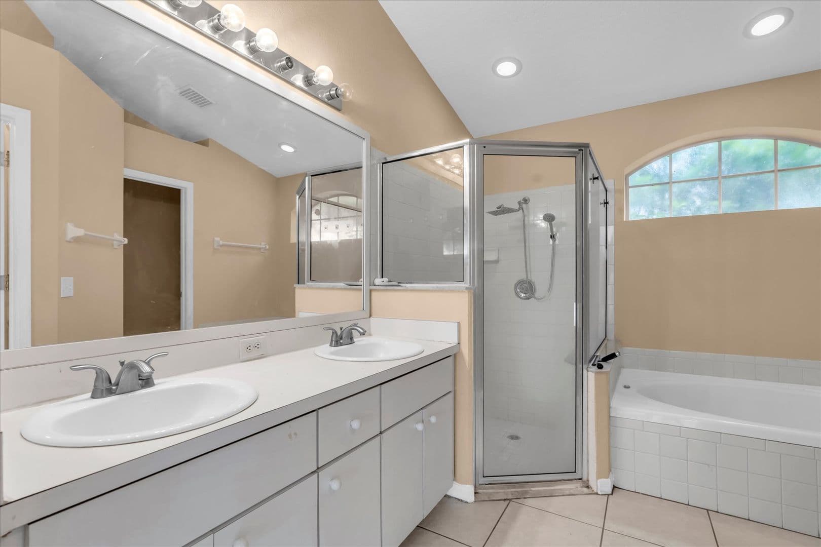 Tampa House: 16420 Lake Heather Dr
