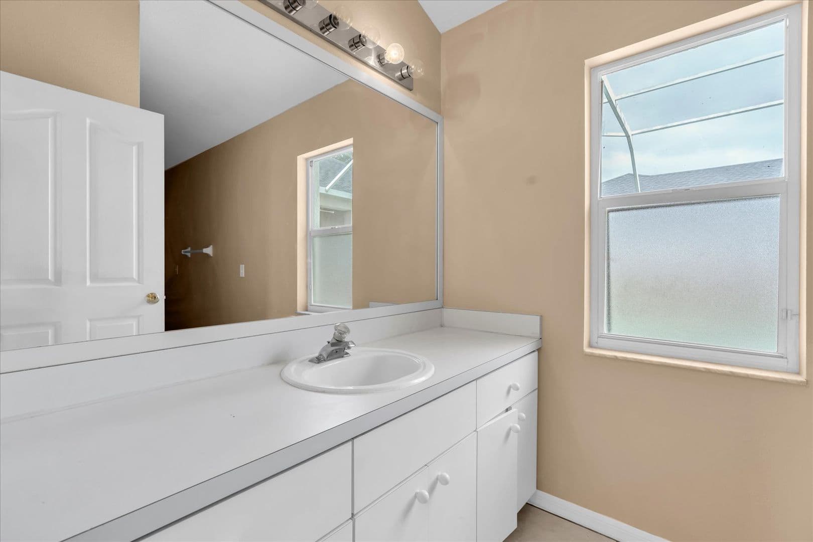 Tampa House: 16420 Lake Heather Dr