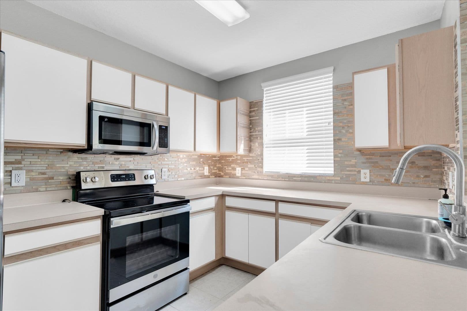 Riverview House: 9907 Carlsdale Dr