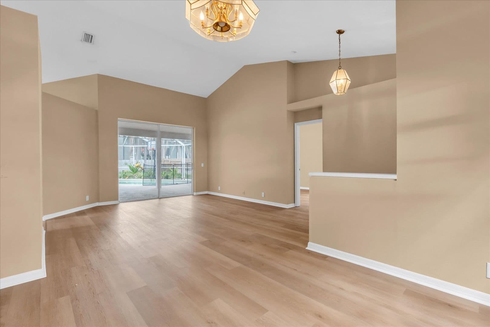 Tampa House: 16420 Lake Heather Dr