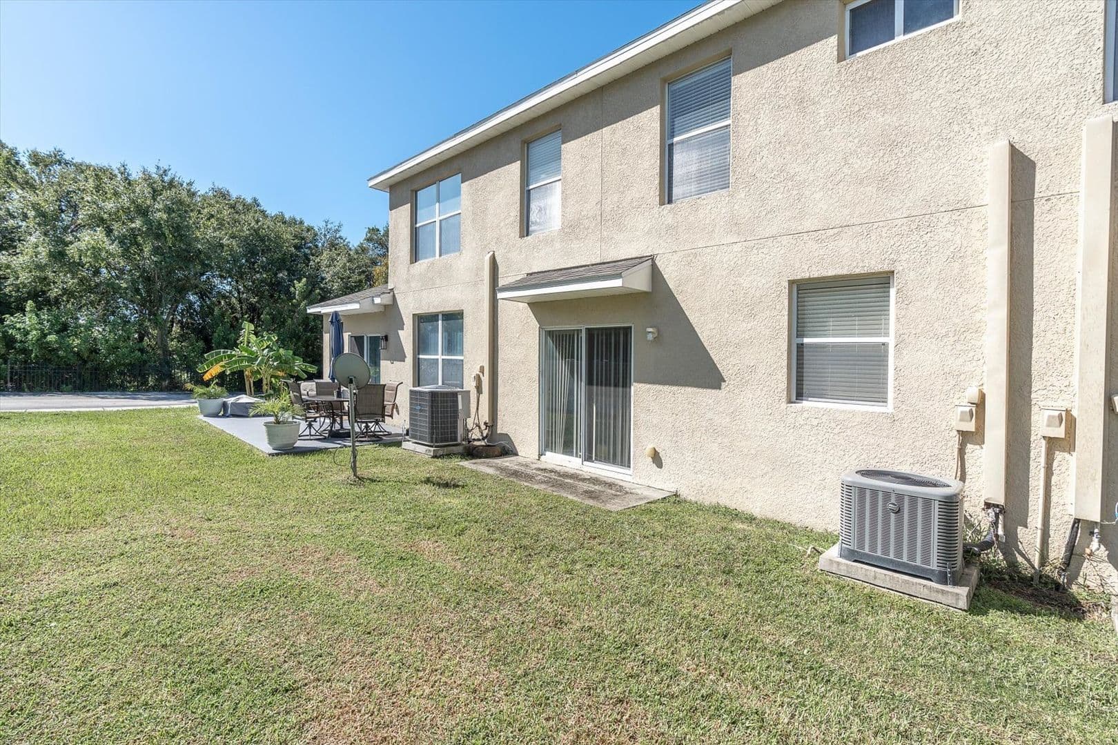 Riverview House: 9907 Carlsdale Dr