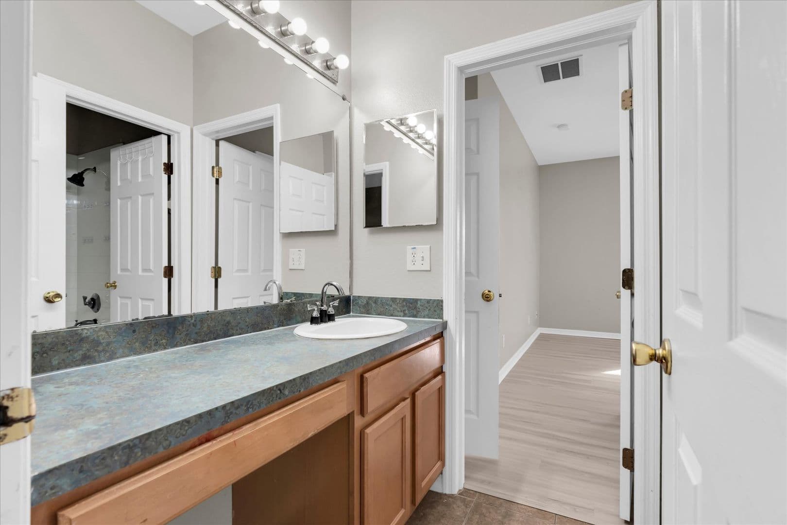 Riverview House: 11166 Creek Haven Dr