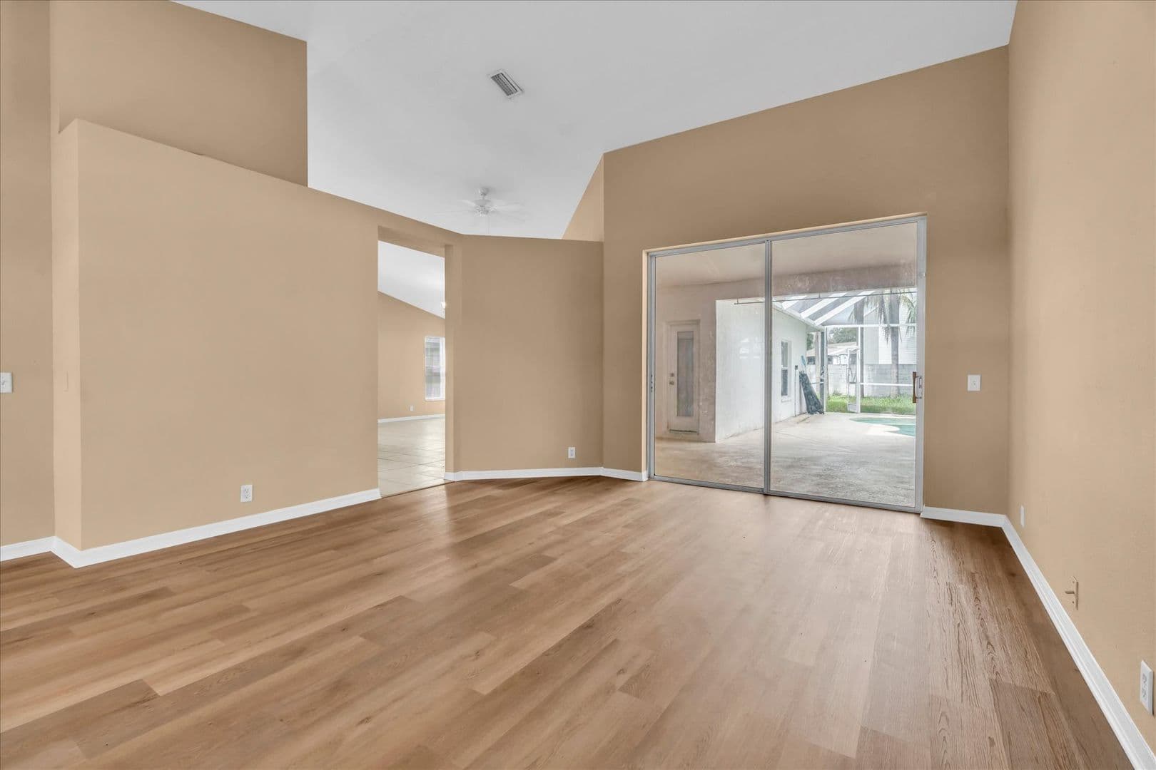Tampa House: 16420 Lake Heather Dr