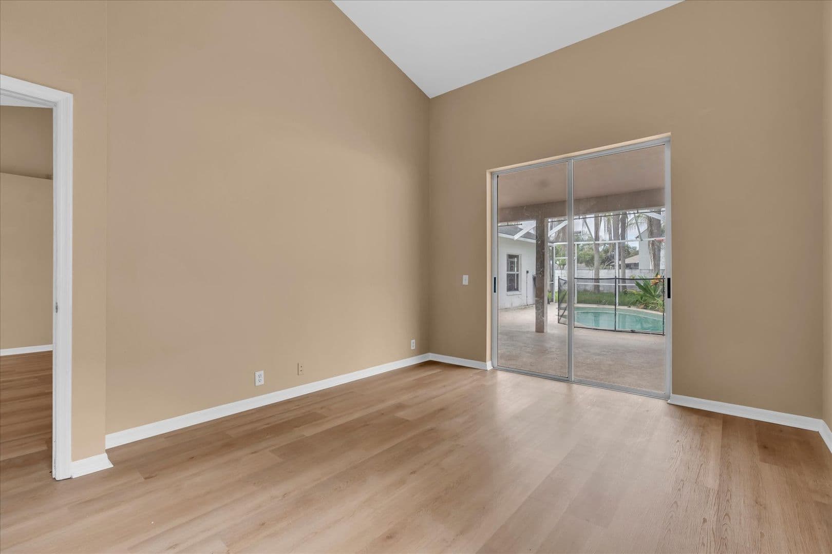 Tampa House: 16420 Lake Heather Dr