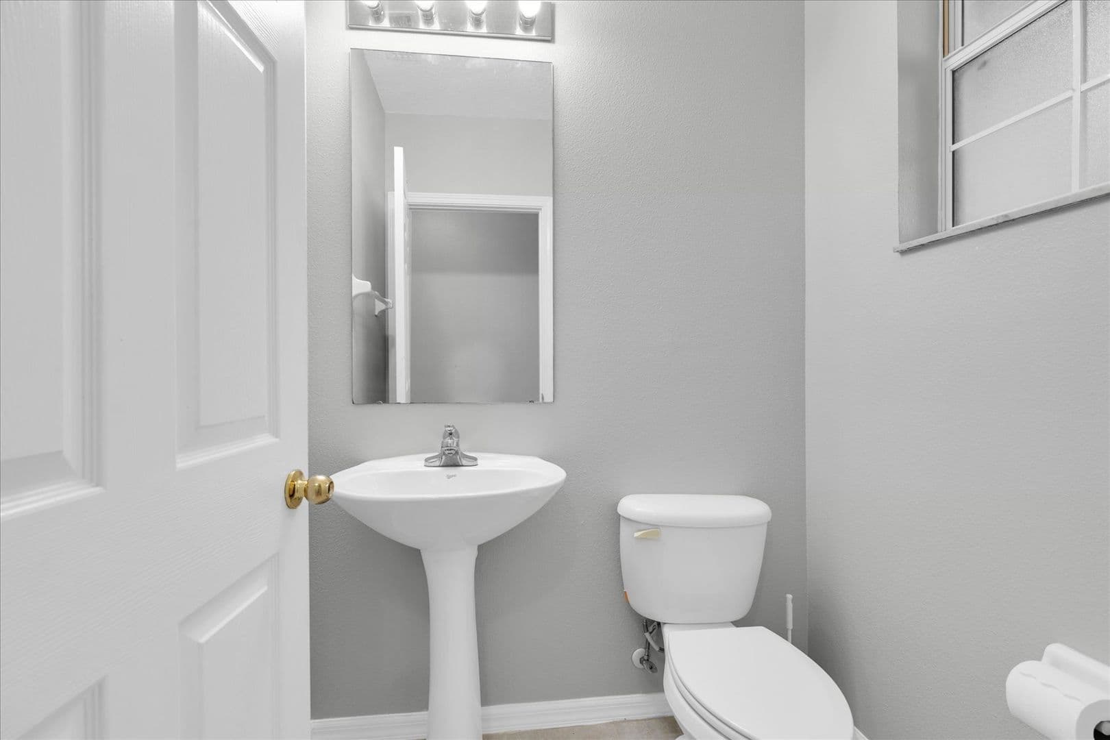 Riverview House: 9907 Carlsdale Dr