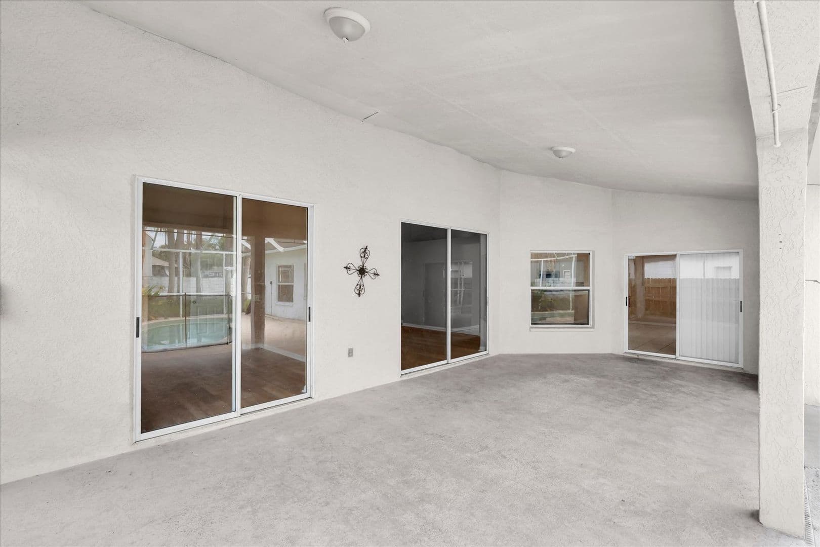 Tampa House: 16420 Lake Heather Dr