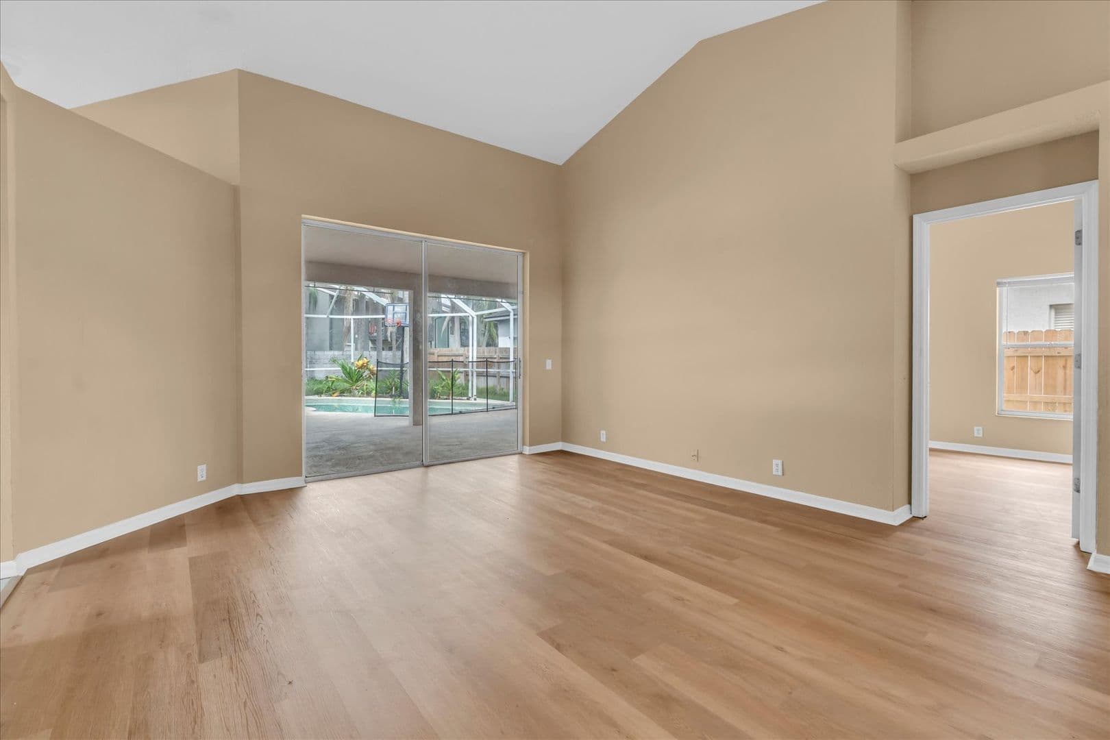 Tampa House: 16420 Lake Heather Dr