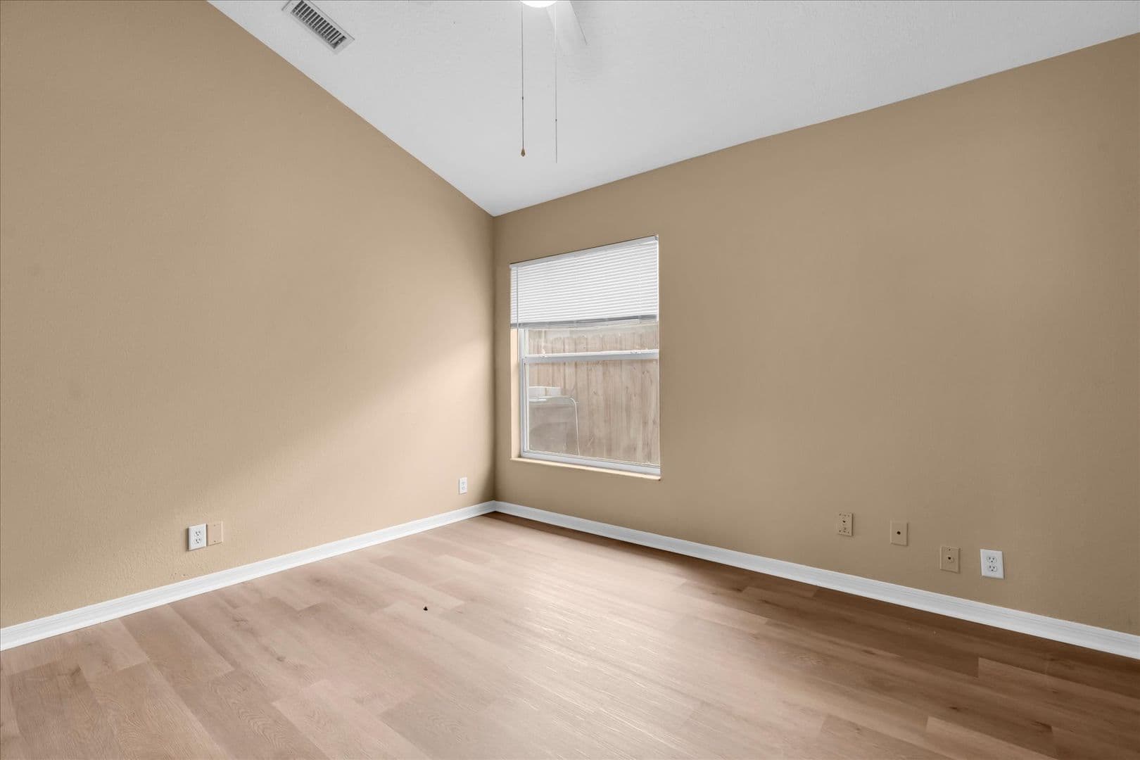 Tampa House: 16420 Lake Heather Dr