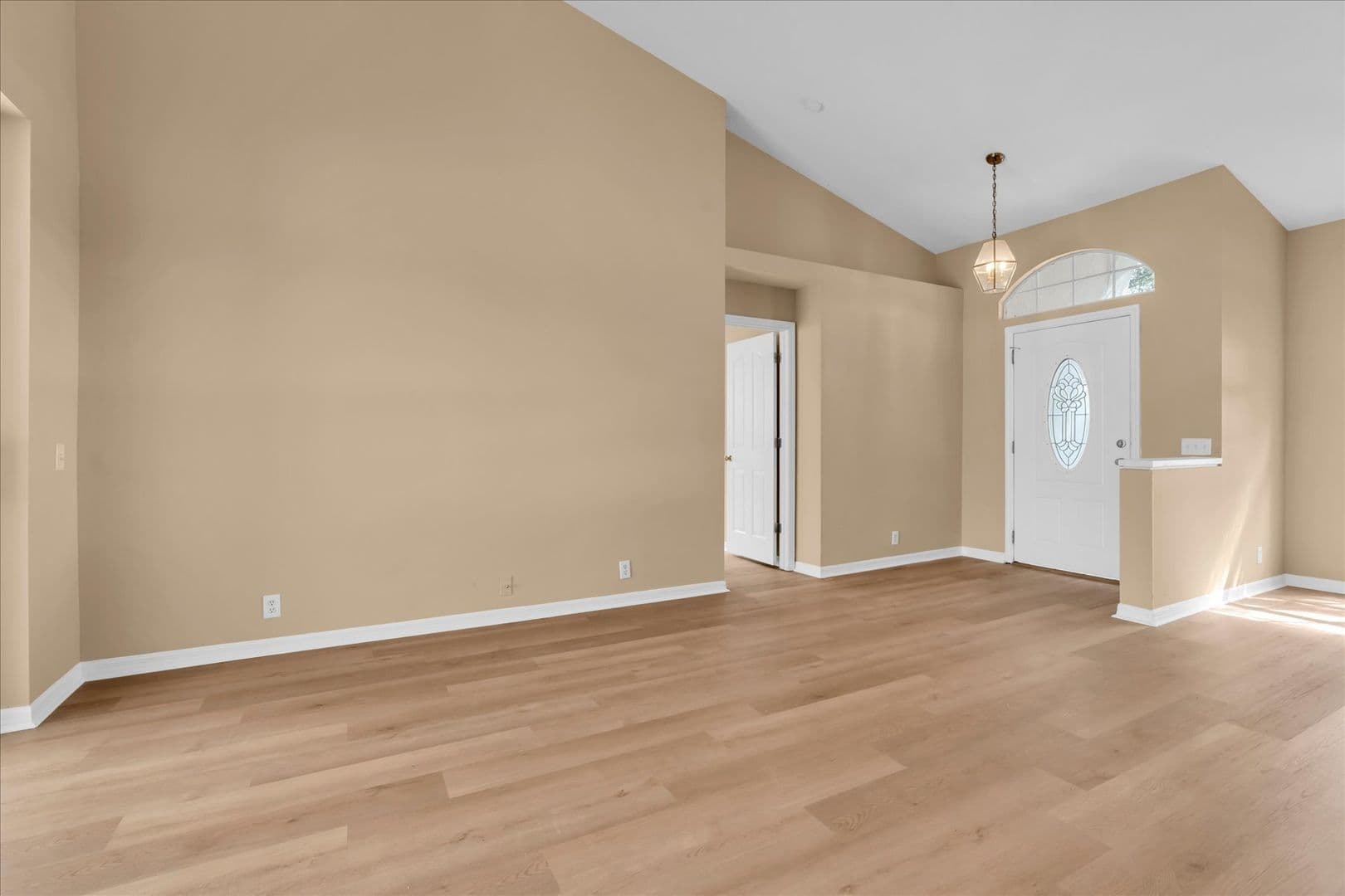Tampa House: 16420 Lake Heather Dr