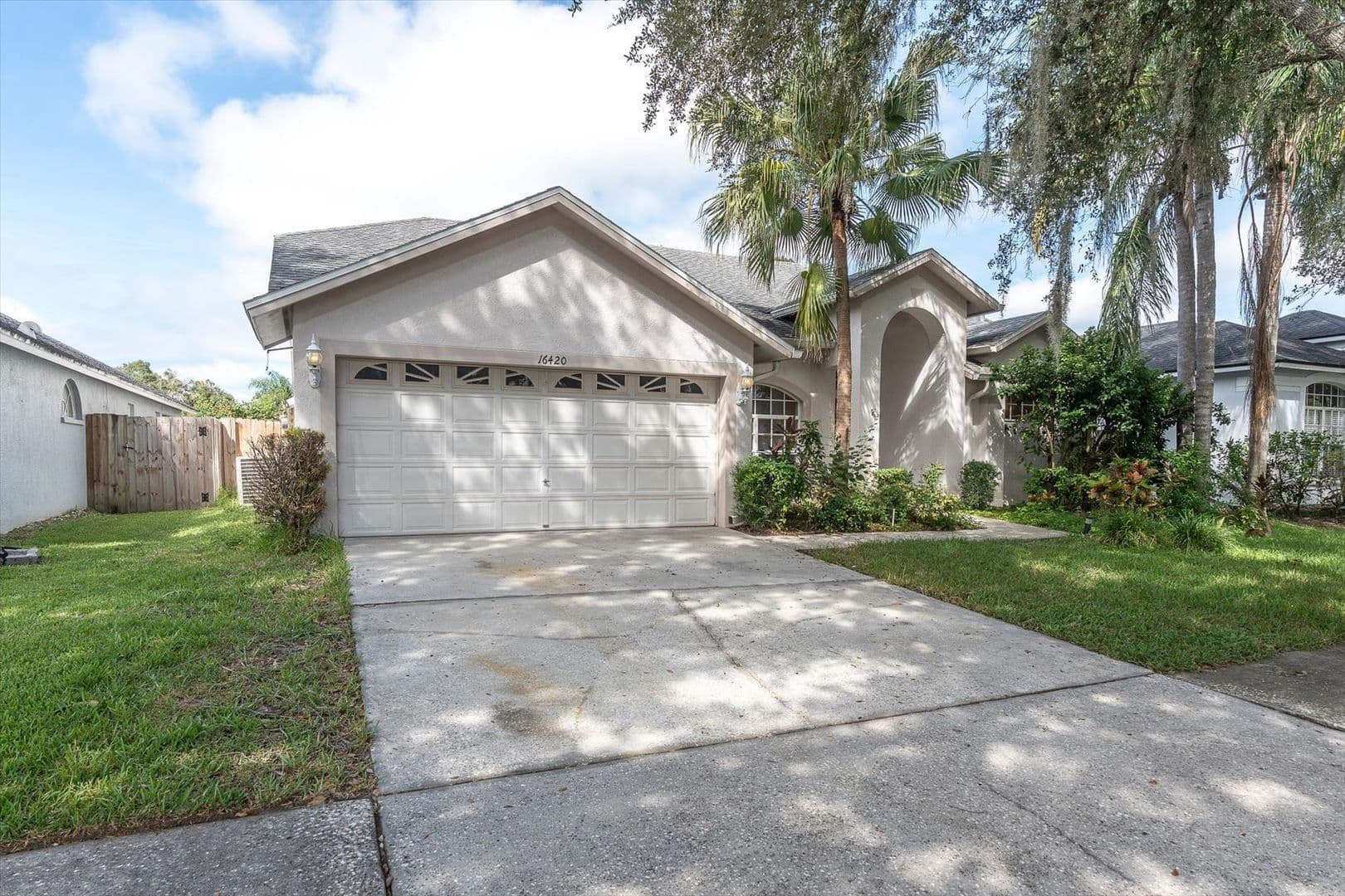 Tampa House: 16420 Lake Heather Dr