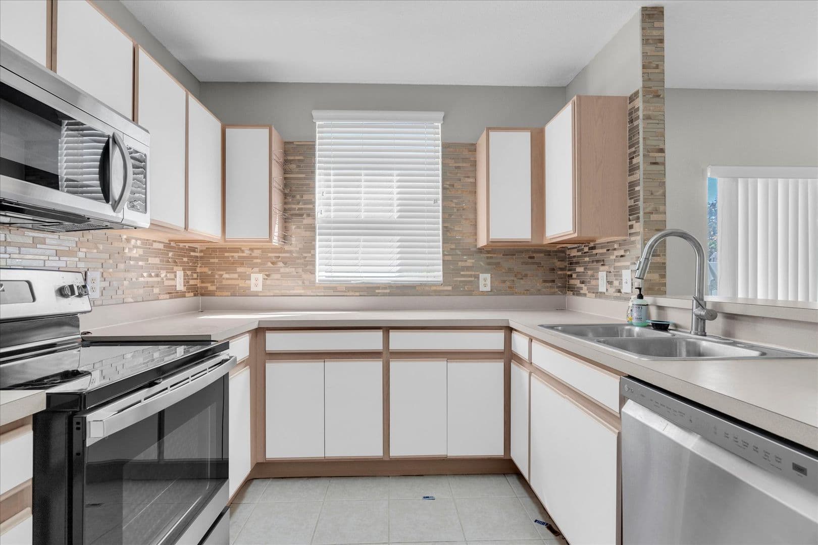 Riverview House: 9907 Carlsdale Dr