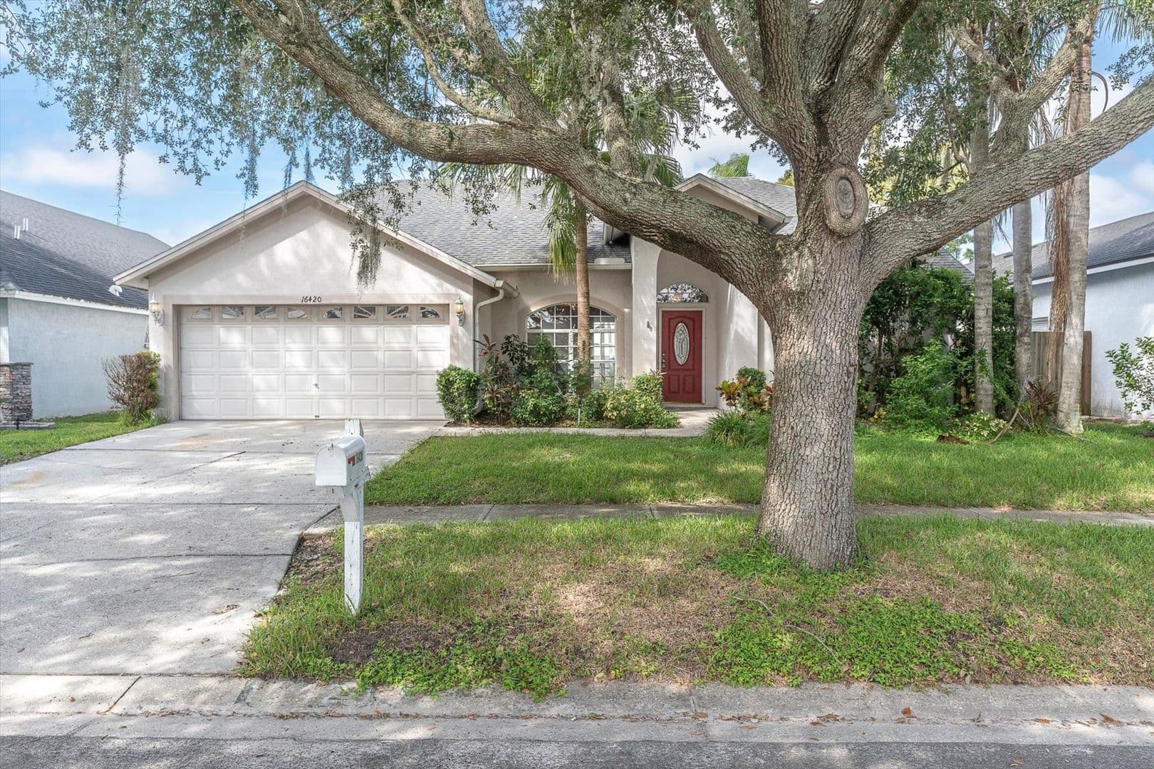 Tampa House: 16420 Lake Heather Dr
