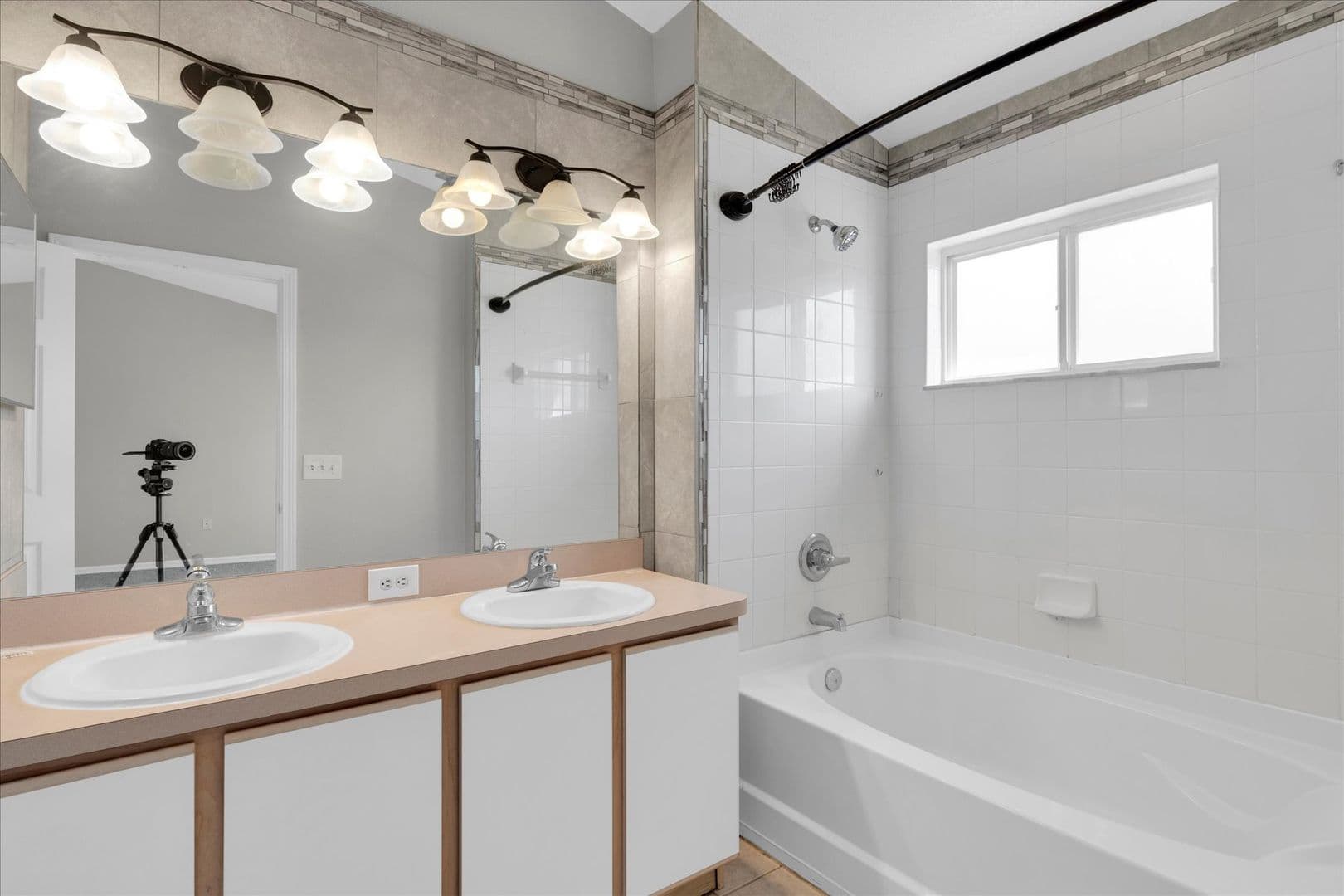 Riverview House: 9907 Carlsdale Dr