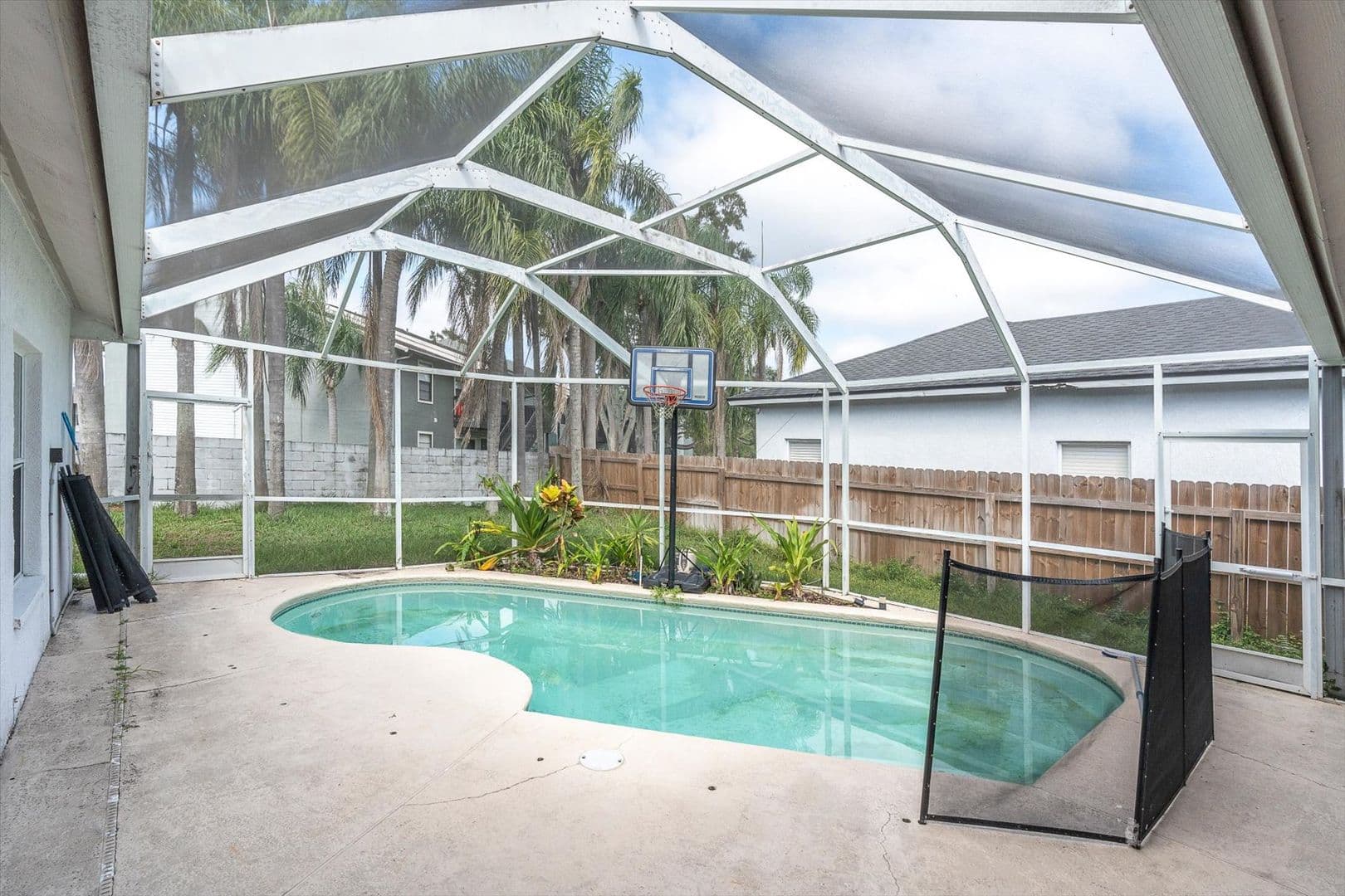 Tampa House: 16420 Lake Heather Dr