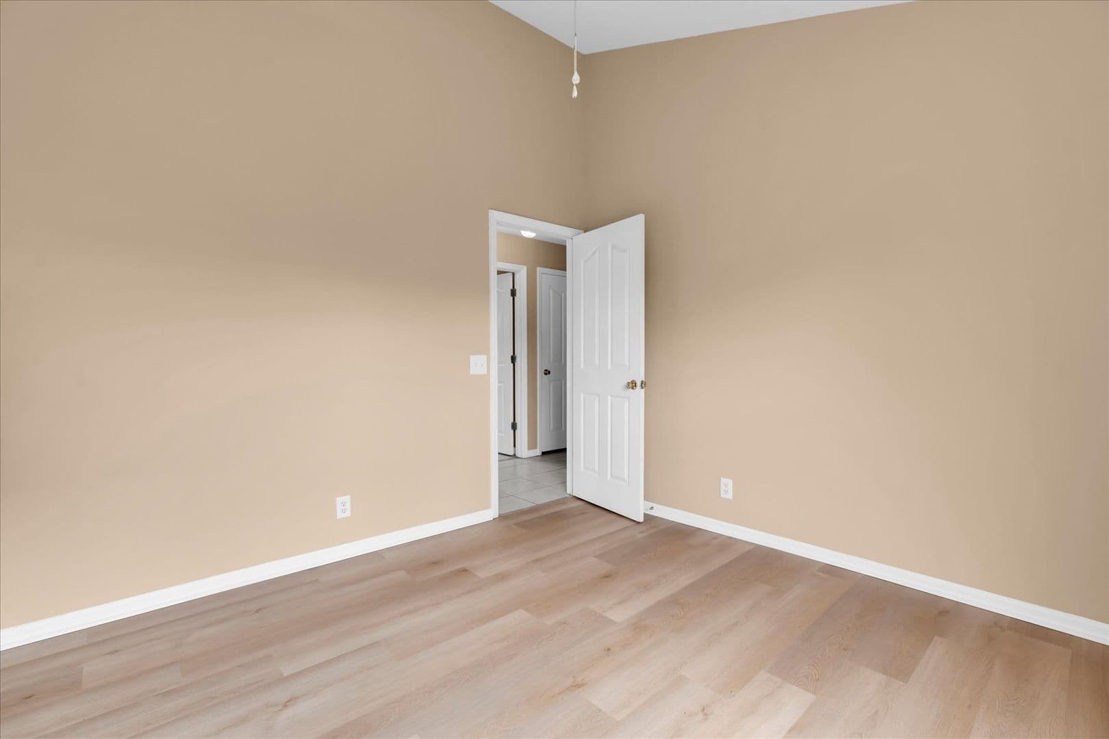 Tampa House: 16420 Lake Heather Dr