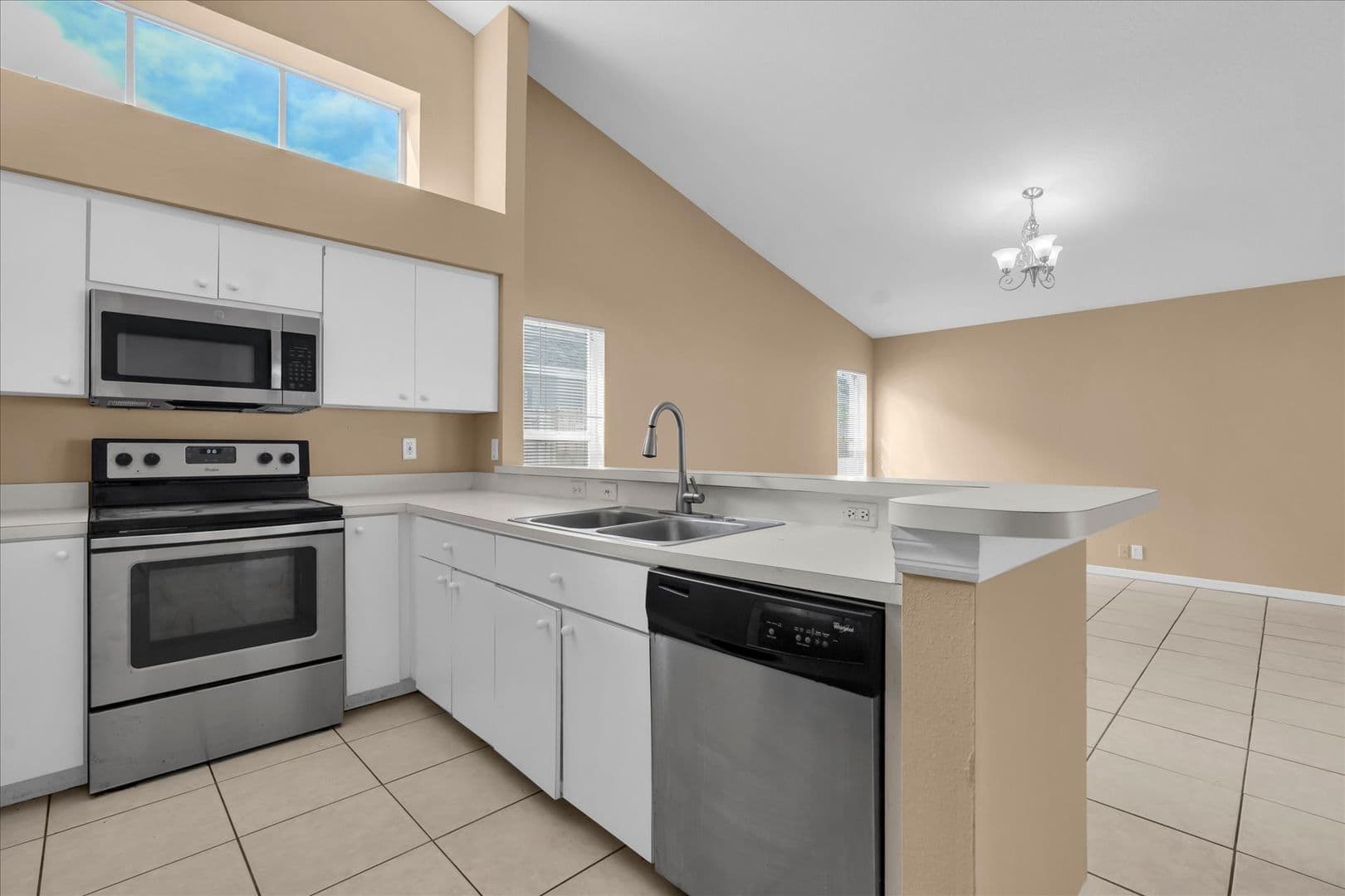 Tampa House: 16420 Lake Heather Dr