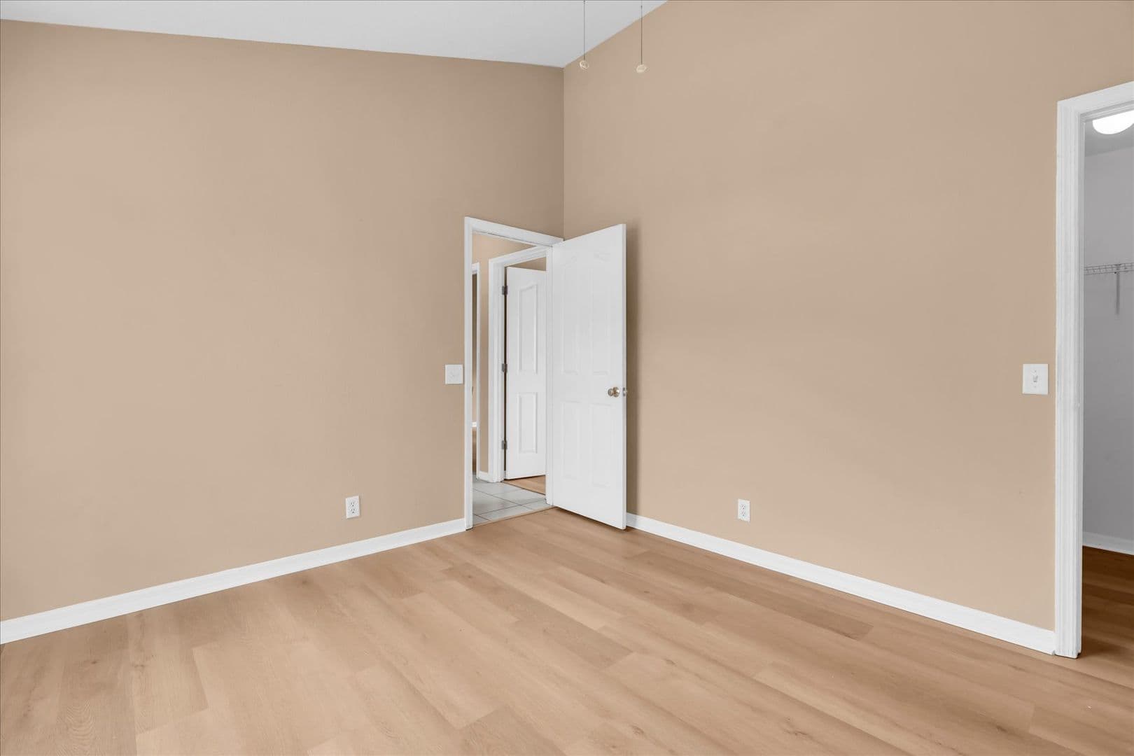 Tampa House: 16420 Lake Heather Dr