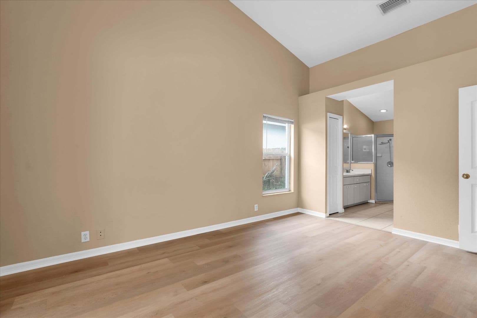 Tampa House: 16420 Lake Heather Dr
