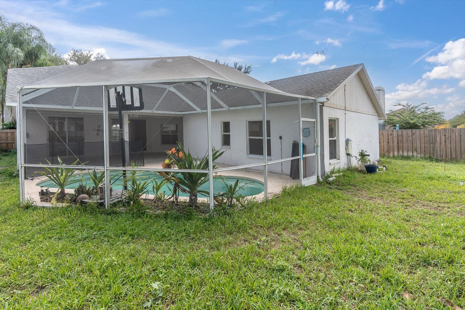 Tampa House: 16420 Lake Heather Dr
