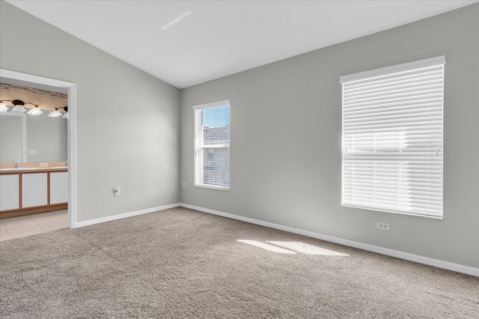 Riverview House: 9907 Carlsdale Dr