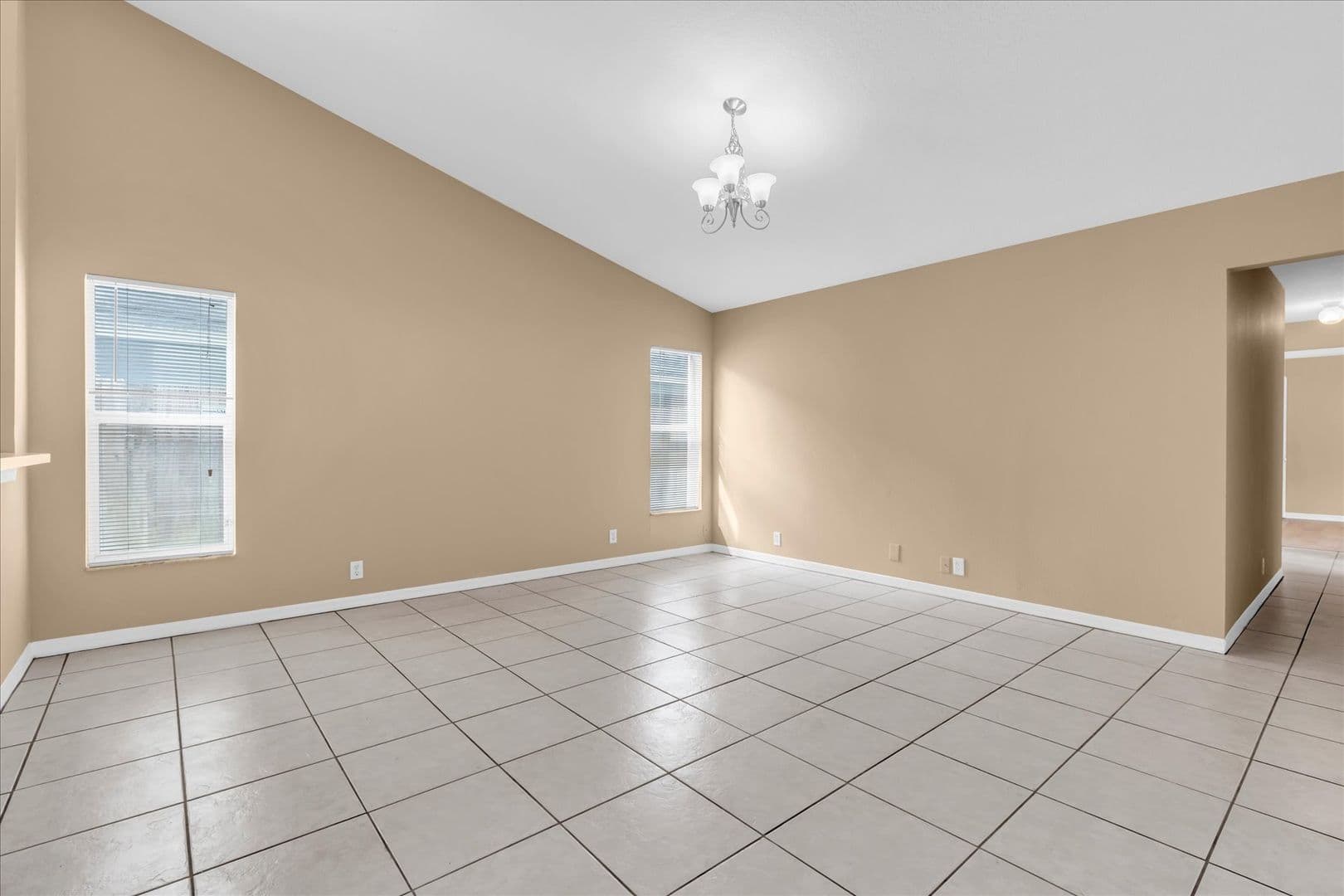 Tampa House: 16420 Lake Heather Dr