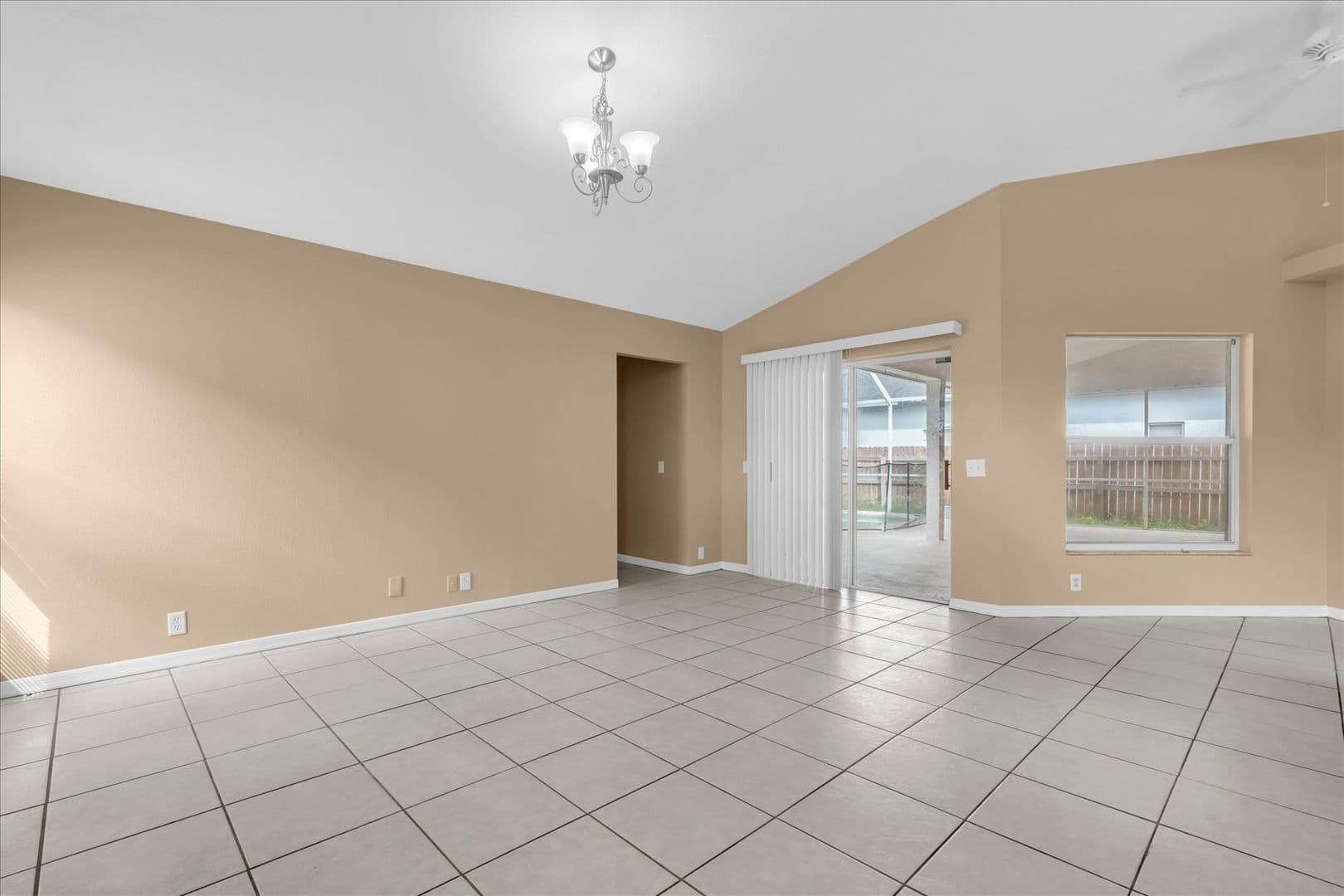 Tampa House: 16420 Lake Heather Dr