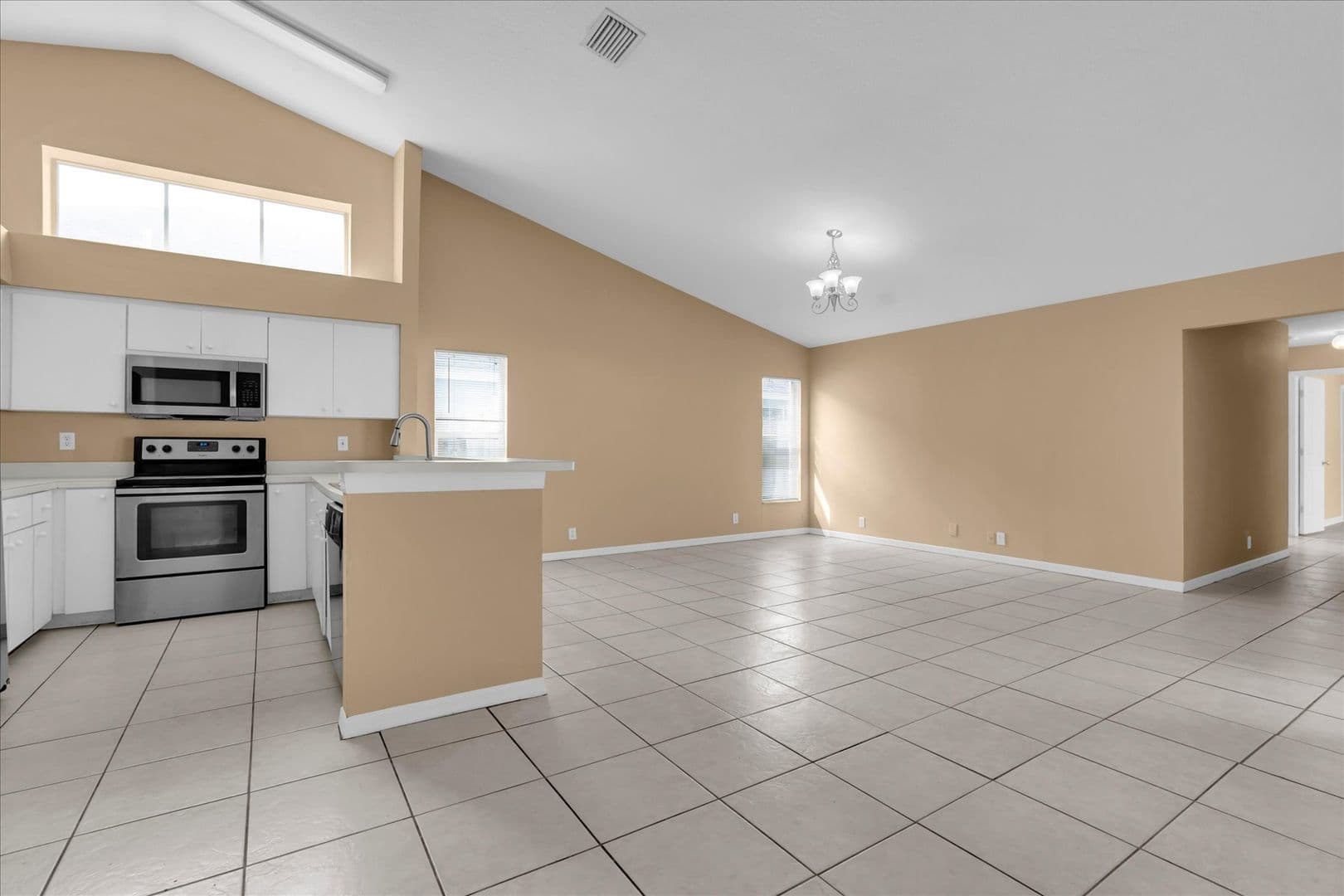Tampa House: 16420 Lake Heather Dr