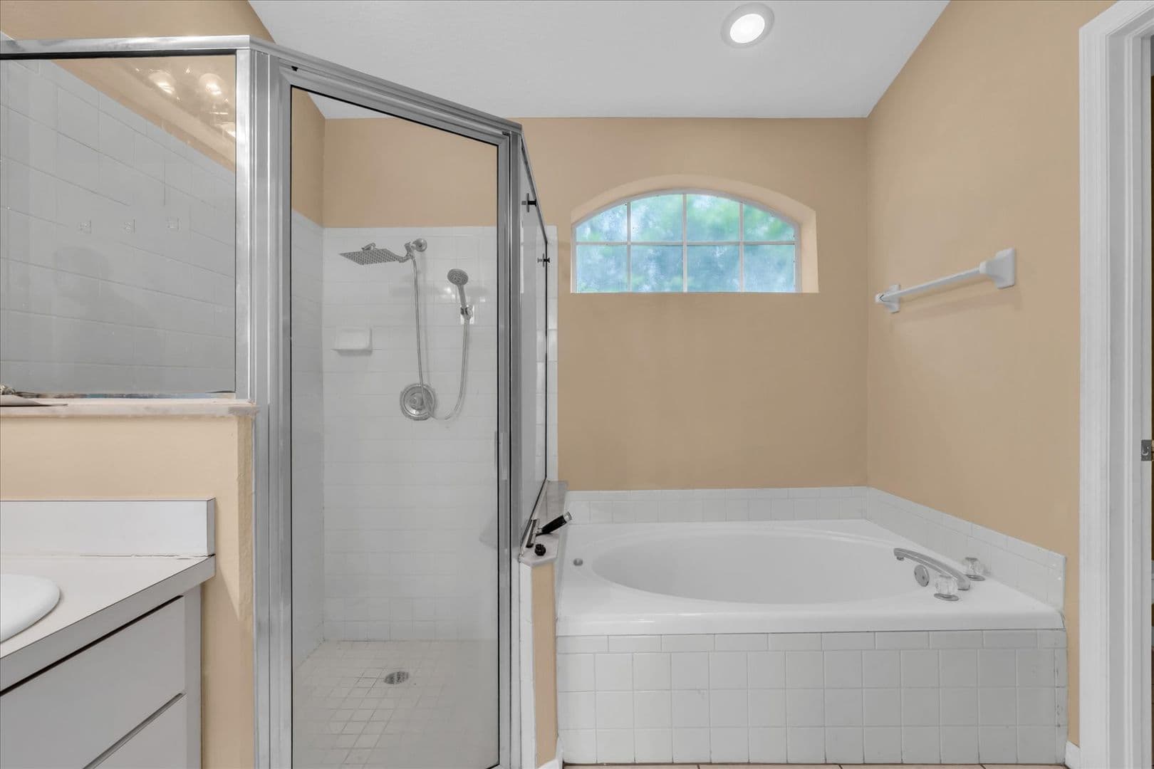Tampa House: 16420 Lake Heather Dr