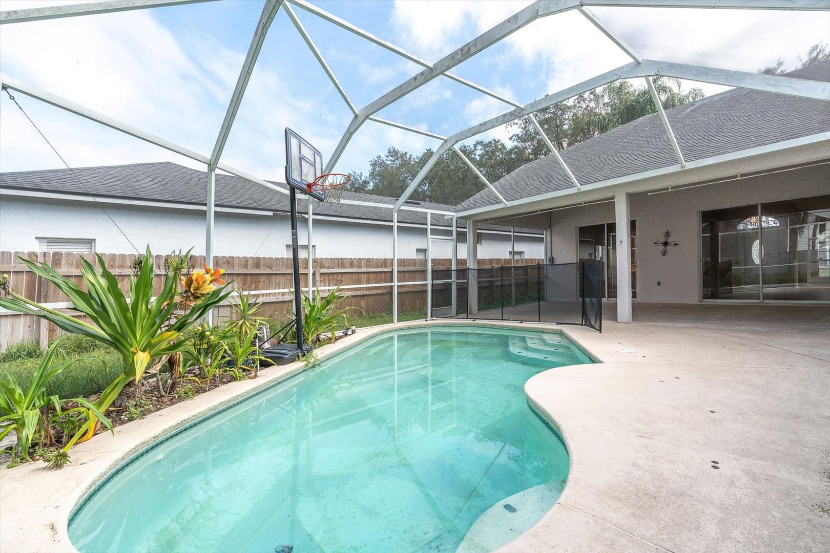 Tampa House: 16420 Lake Heather Dr