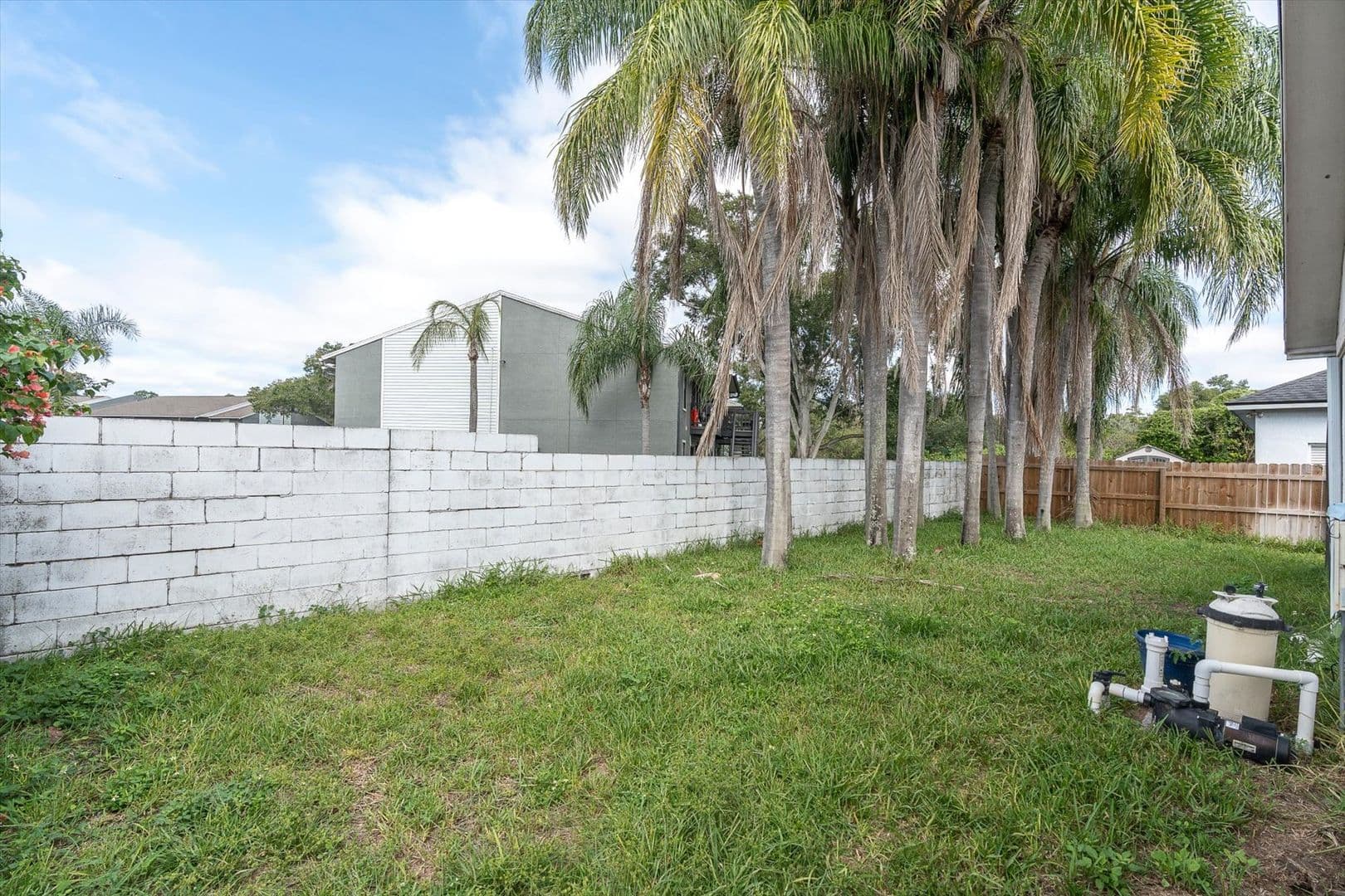 Tampa House: 16420 Lake Heather Dr