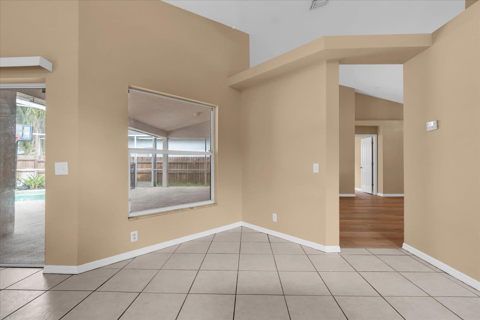 Tampa House: 16420 Lake Heather Dr
