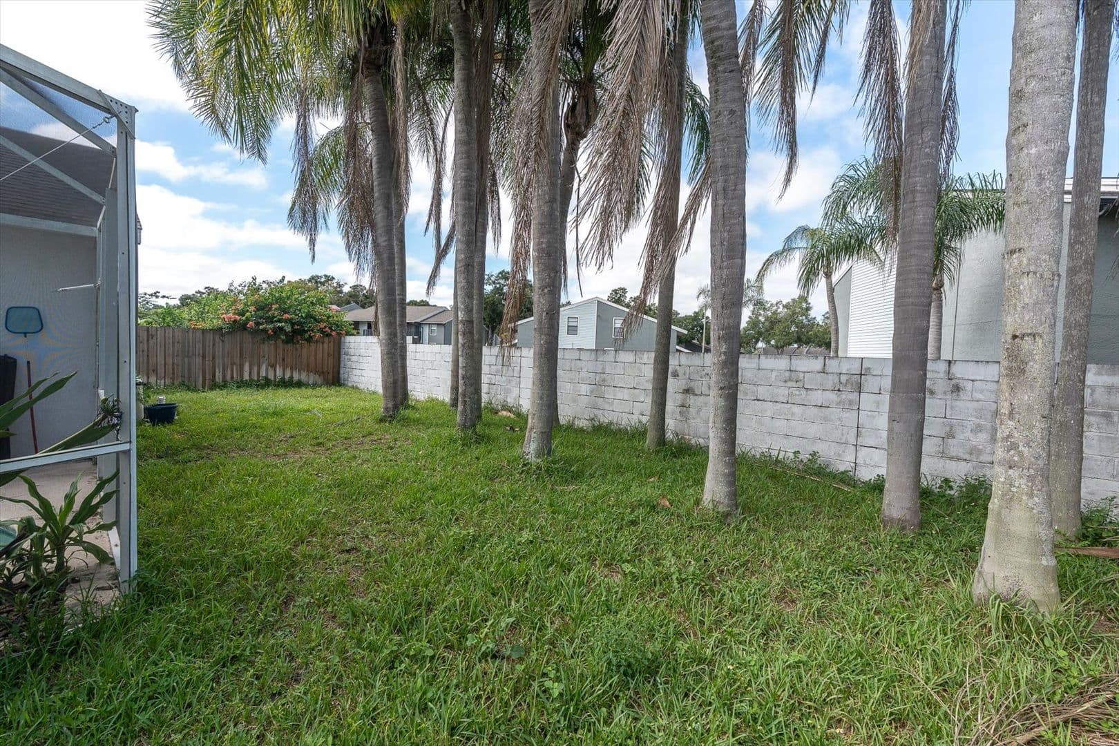 Tampa House: 16420 Lake Heather Dr