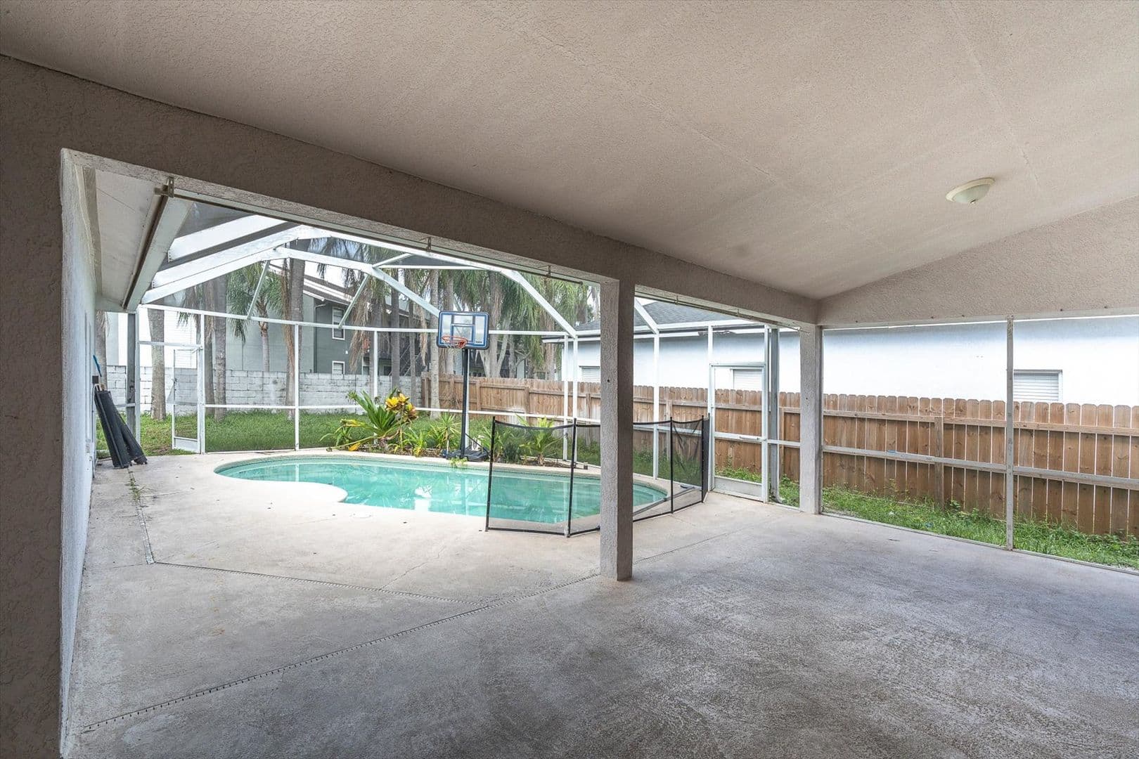 Tampa House: 16420 Lake Heather Dr