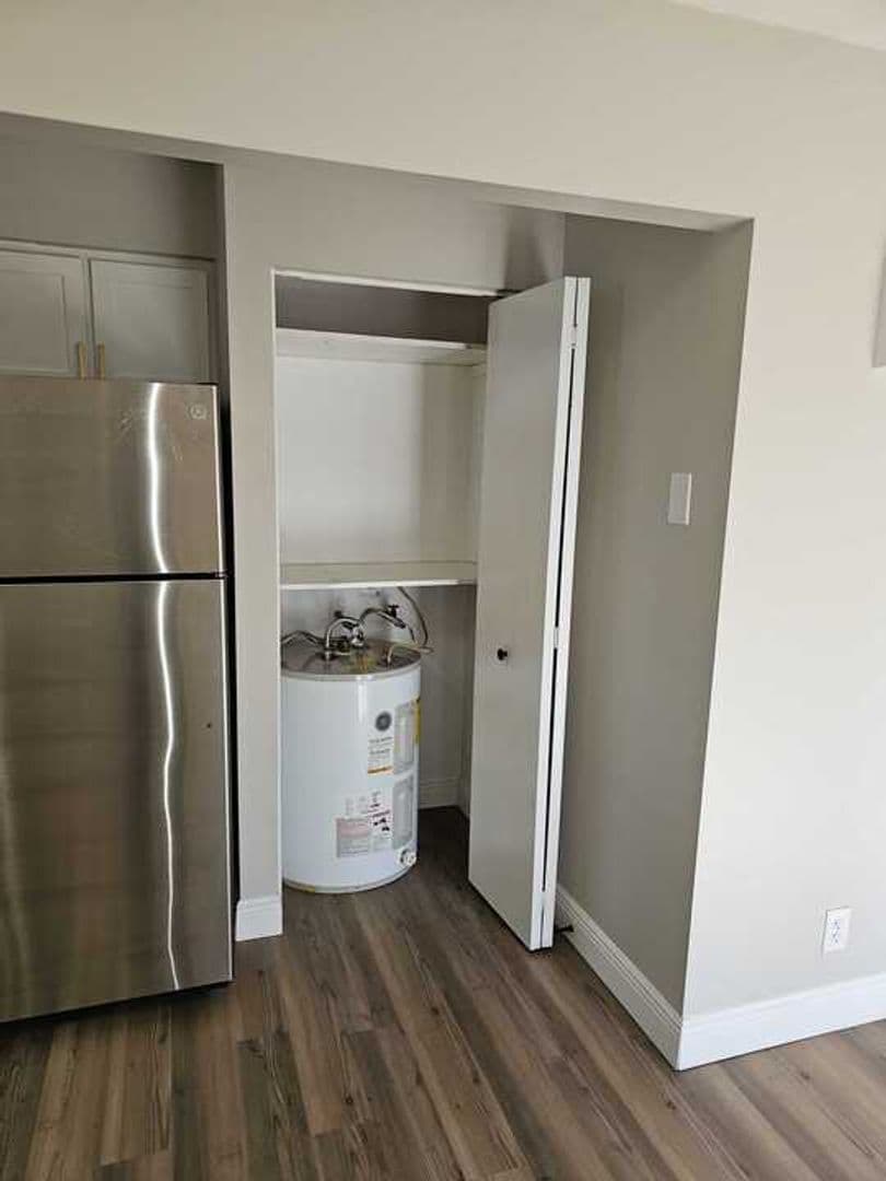Alexandria Apartment: 2346 Willow St