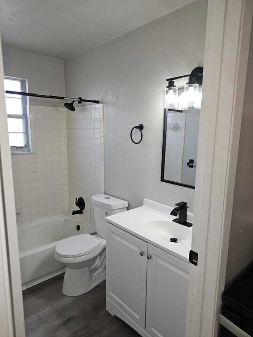 Alexandria Apartment: 2346 Willow St
