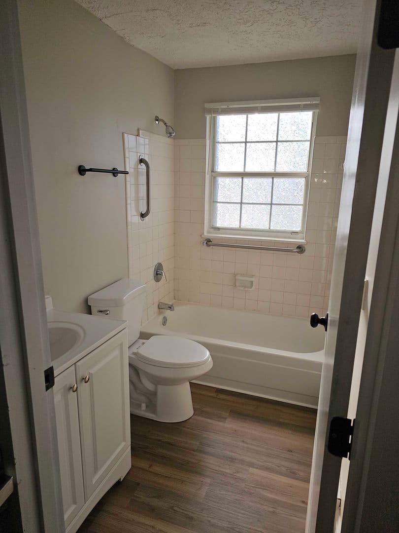 Alexandria Apartment: 2346 Willow St