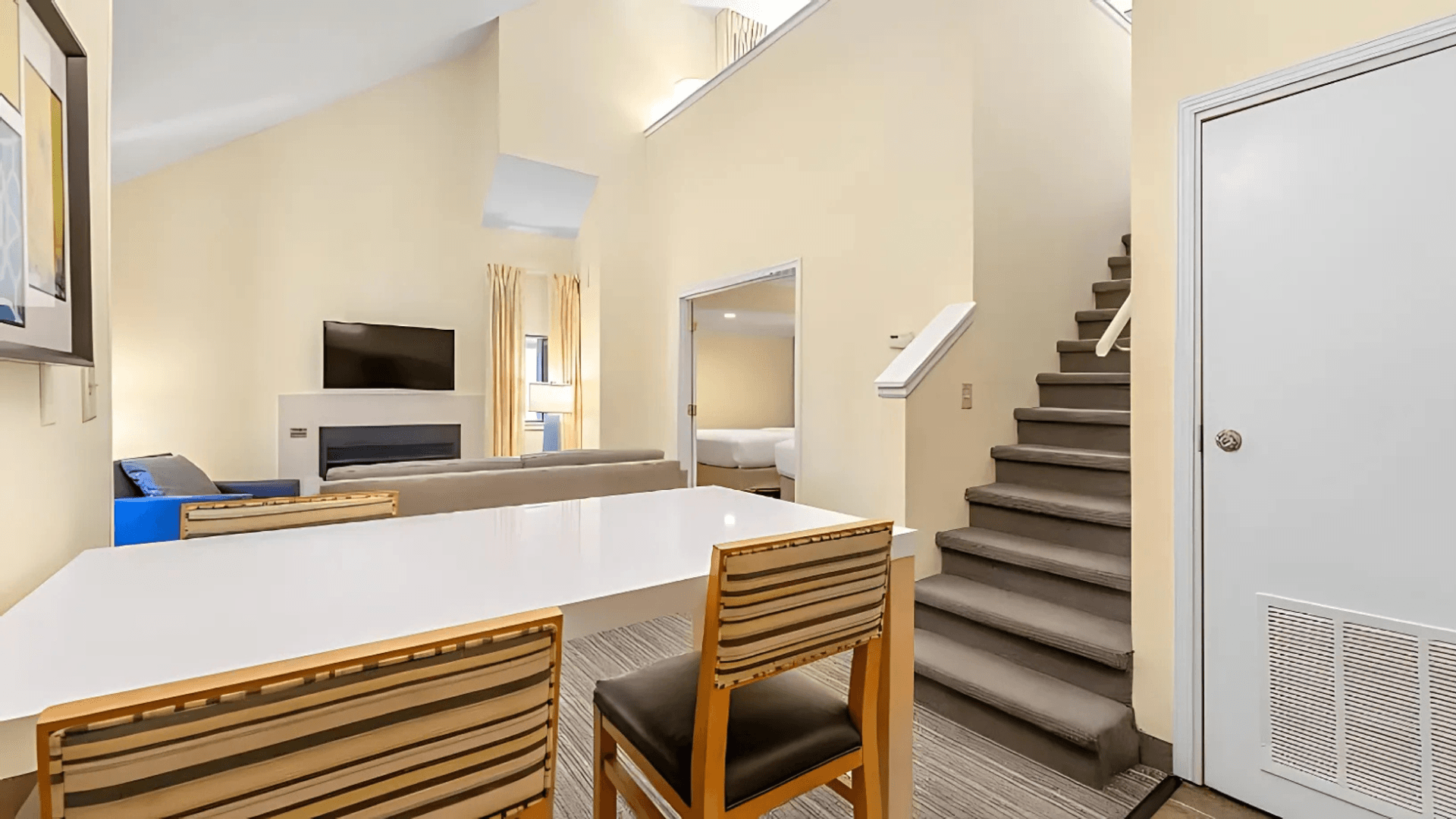Cincinnati Apartment: 11689 Chester Road