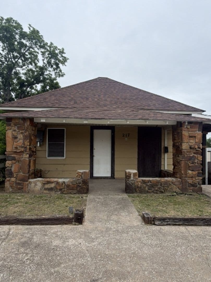 Sand Springs Apartment: 217 North Wilson Avenue