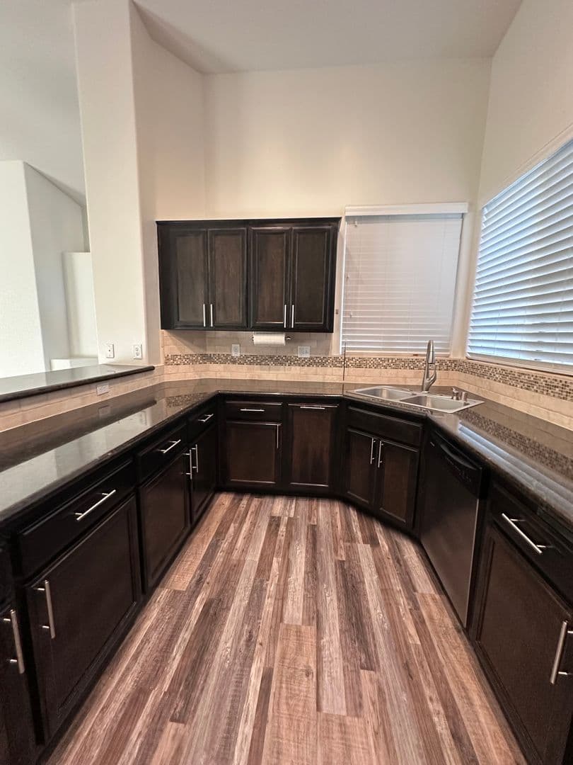 Bakersfield House: 4913 Au Chocolat Dr