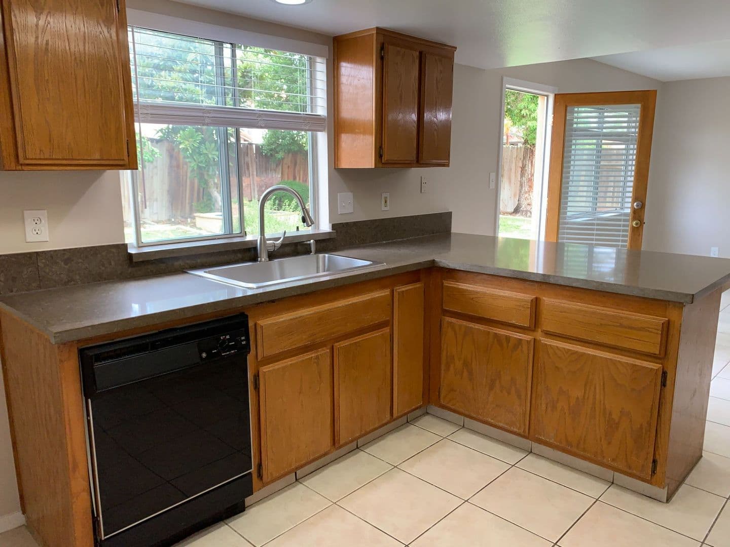 Bakersfield House: 10408 Walnut Creek Ct