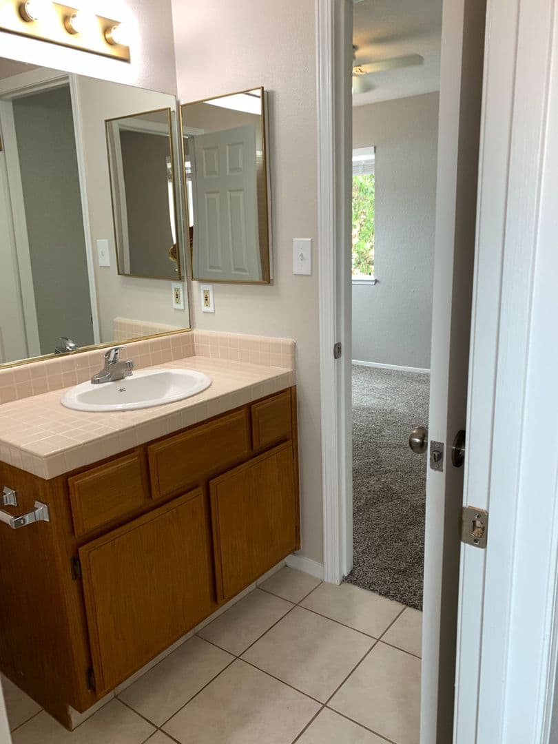 Bakersfield House: 10408 Walnut Creek Ct