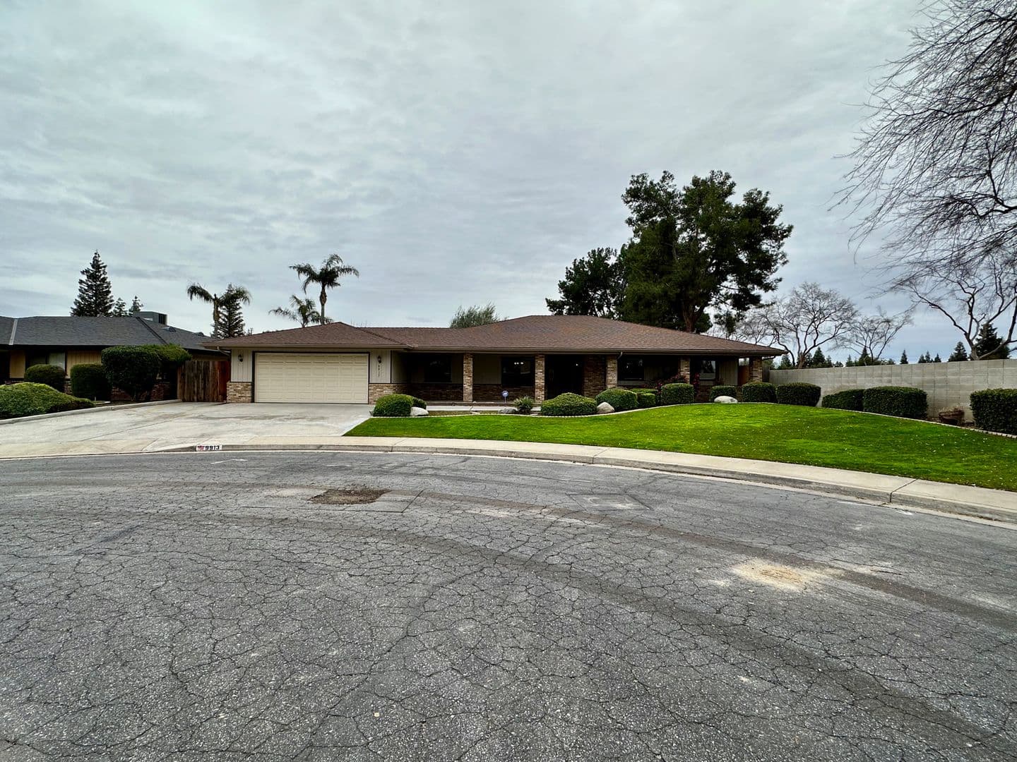 Bakersfield House: 9913 Spring Oak Dr