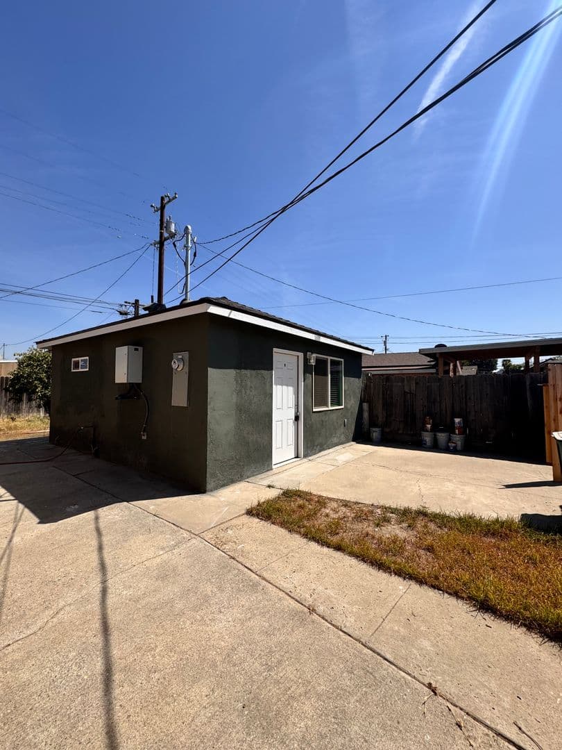 Bakersfield House: 1400 El Rancho Dr. Unit B