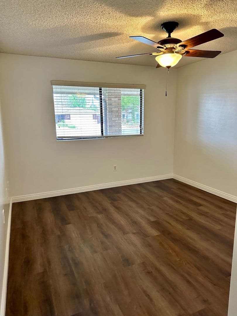 Bakersfield House: 9913 Spring Oak Dr